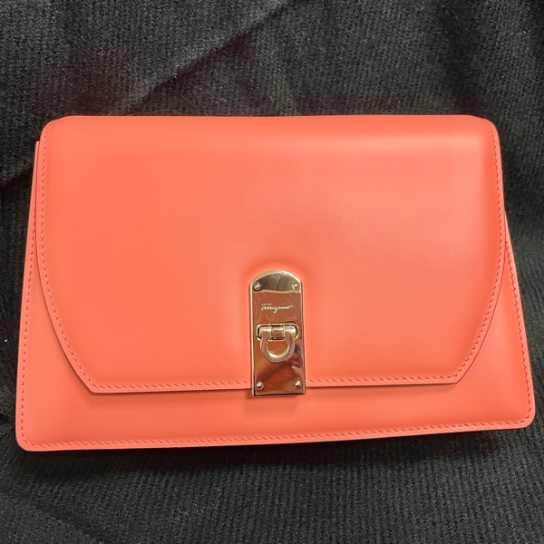 Salvatore Ferragamo Gancini BOXYZ AU-22 E006 | 全新真皮女士斜跨包珊瑚橙，粉橙-5