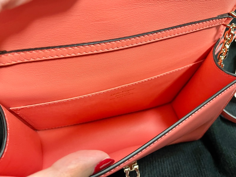 Salvatore Ferragamo Gancini BOXYZ AU-22 E006 | 全新真皮女士斜跨包珊瑚橙，粉橙-9