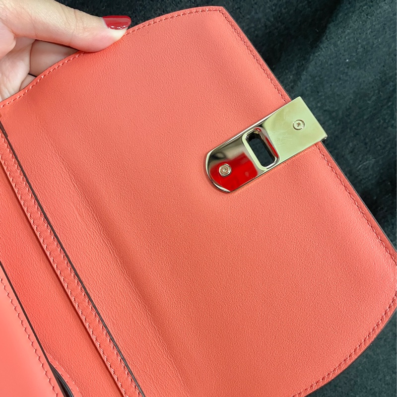 Salvatore Ferragamo Gancini BOXYZ AU-22 E006 | 全新真皮女士斜跨包珊瑚橙，粉橙-10