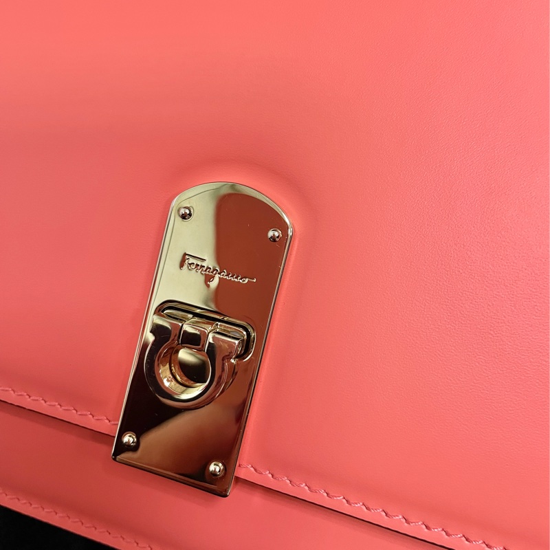 Salvatore Ferragamo Gancini BOXYZ AU-22 E006 | 全新真皮女士斜跨包珊瑚橙，粉橙-17