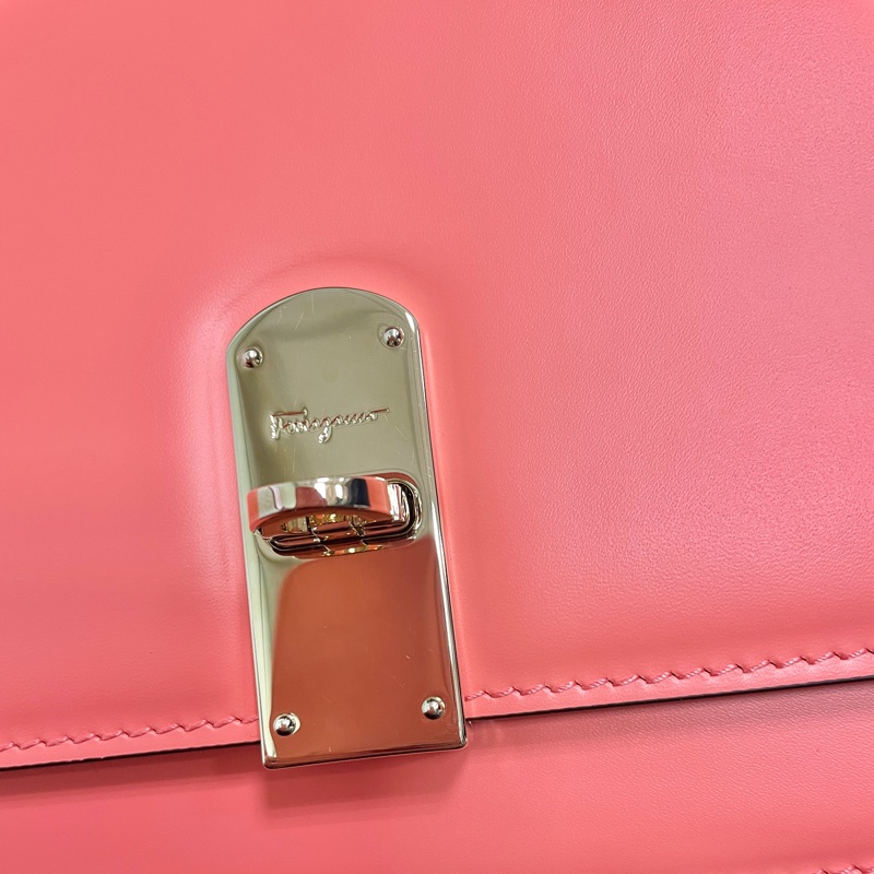 Salvatore Ferragamo Gancini BOXYZ AU-22 E006 | 全新真皮女士斜跨包珊瑚橙，粉橙-18
