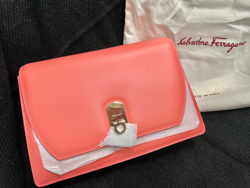 Salvatore Ferragamo Gancini BOXYZ AU-22 E006 | 全新真皮女士斜跨包珊瑚橙，粉橙-24