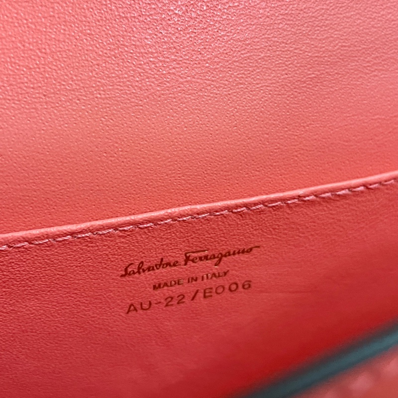 Salvatore Ferragamo Gancini BOXYZ AU-22 E006 | 全新真皮女士斜跨包珊瑚橙，粉橙-12