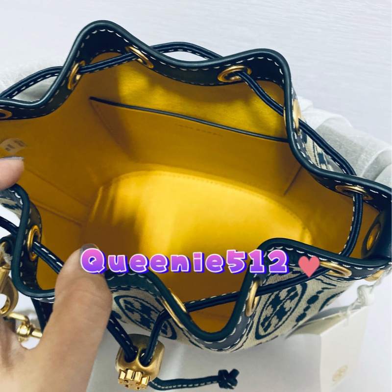 Tory burch 專櫃款滿版 Monogram 中號藍色緹花水桶包-9