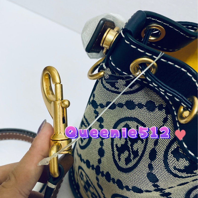 Tory burch 專櫃款滿版 Monogram 中號藍色緹花水桶包-10