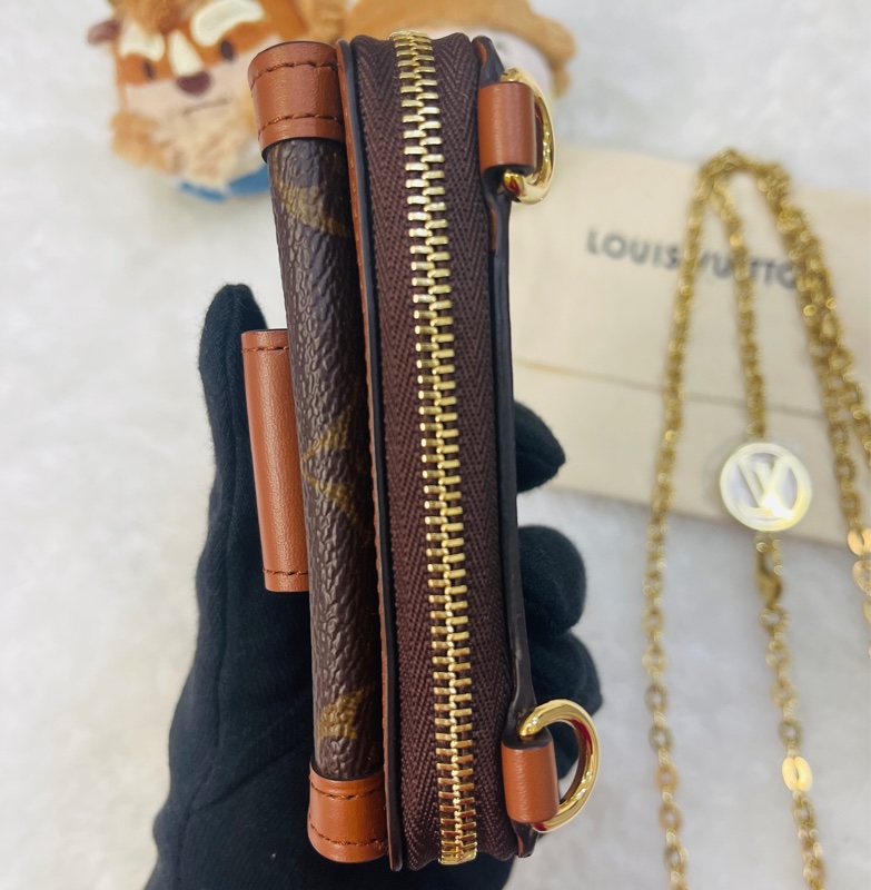好好看😻這顆很難買!超稀有的鏈帶錢包 Louis Vuitton m80724 Dauphine 迷你鍊帶斜背包 錢包 好用實用的不廢小包-2