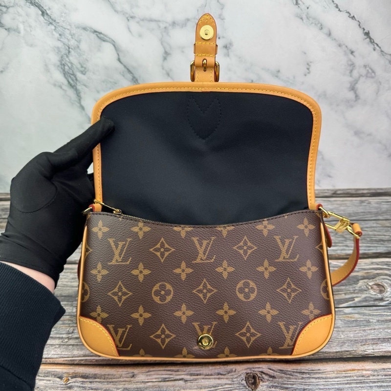 Louis Vuitton 路易威登M45985經典DIANE系列Monogram帆布 #法棍包 / #斜背包 / #肩背包 晶片款-19