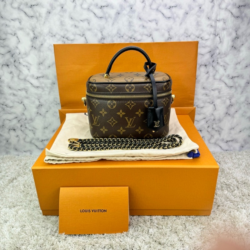 LV M45165 VANITY PM花紋LOG Monogram Reverse帆布拉鍊手提斜背化妝包  ⭕️⭕️晶片款⭕️⭕️-0