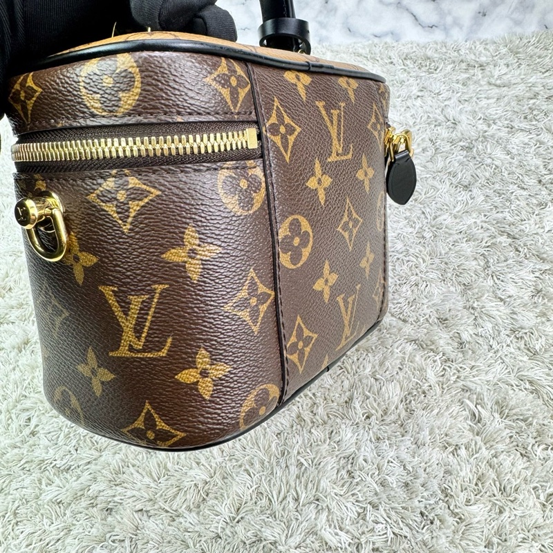 LV M45165 VANITY PM花紋LOG Monogram Reverse帆布拉鍊手提斜背化妝包  ⭕️⭕️晶片款⭕️⭕️-15