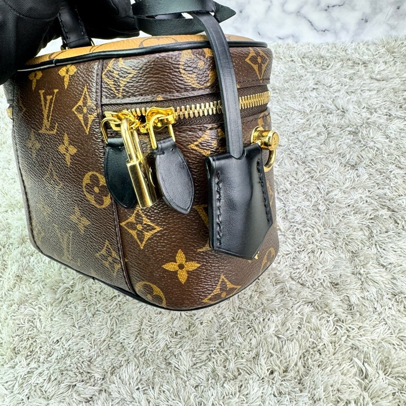 LV M45165 VANITY PM花紋LOG Monogram Reverse帆布拉鍊手提斜背化妝包  ⭕️⭕️晶片款⭕️⭕️-16