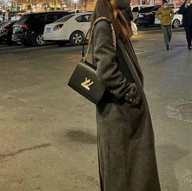 Louis Vuitton LV Twist黑金中號-1