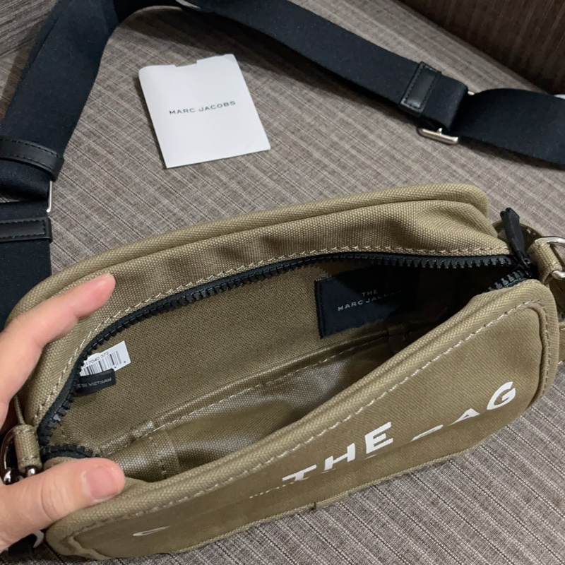 全新優惠Marc jacobs the camera bag字母帆布相機側背包/卡其綠-2