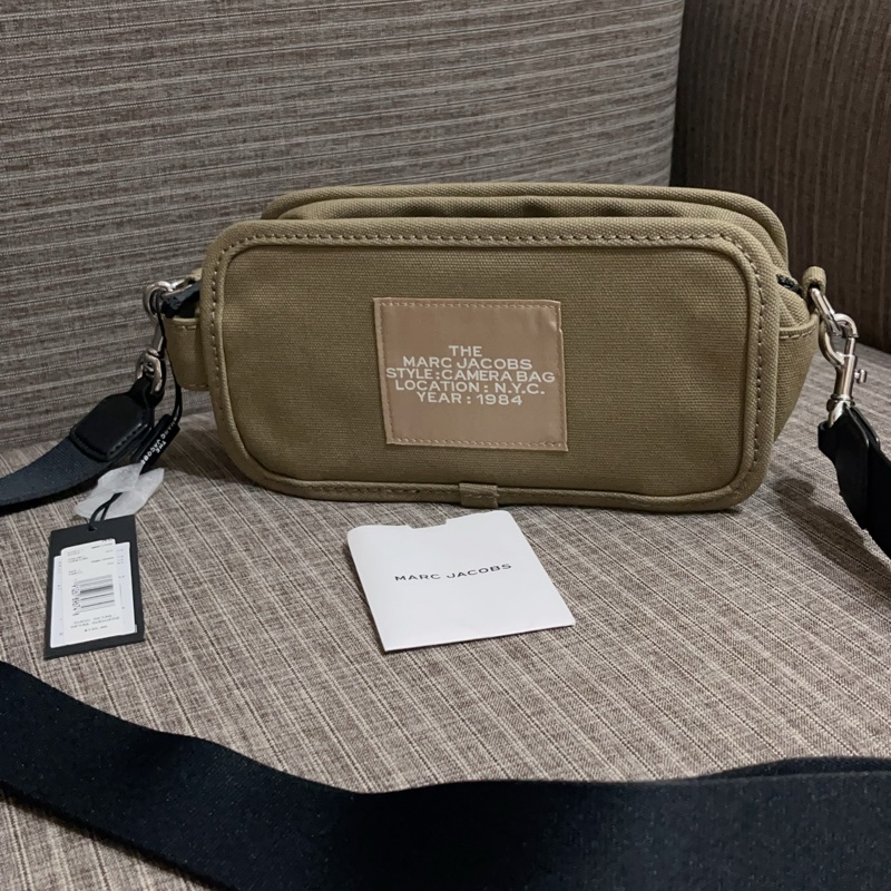 全新優惠Marc jacobs the camera bag字母帆布相機側背包/卡其綠-4