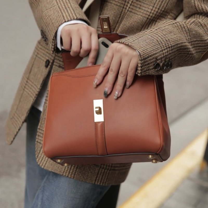 Celine 188003 天然小牛皮小款16包 黃褐色《2024春夏新品》-3