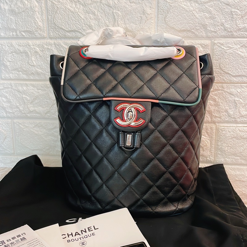 特惠✨香奈兒Chanel 限定款✨拼色小羊皮經典雙C LOGO菱格雙肩後背包(黑色)-12