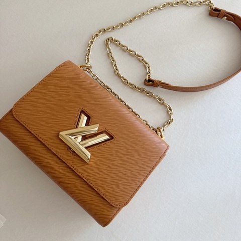 便宜賣LV Louis Vuitton TWIST MM 9.5成新M59686金鏈條包