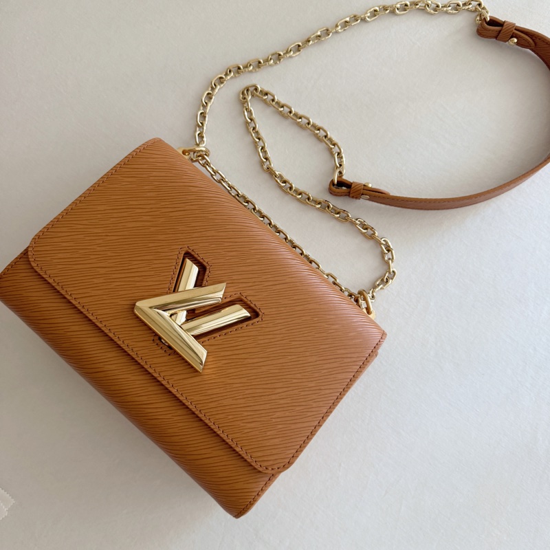 便宜賣LV Louis Vuitton TWIST MM 9.5成新M59686金鏈條包-0