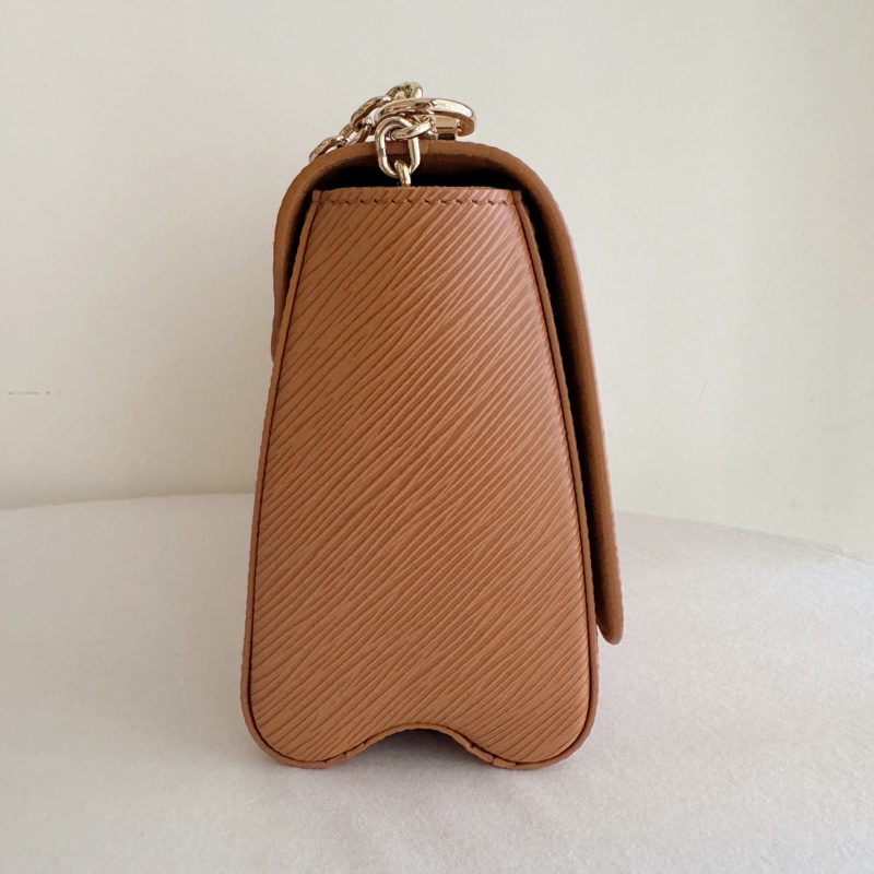 便宜賣LV Louis Vuitton TWIST MM 9.5成新M59686金鏈條包-4