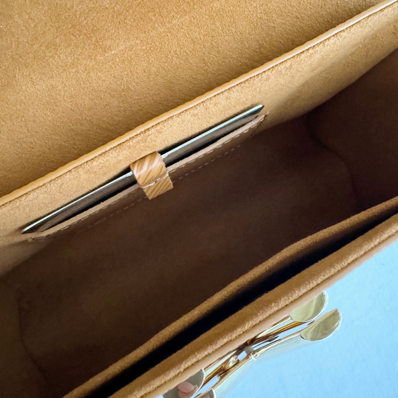 便宜賣LV Louis Vuitton TWIST MM 9.5成新M59686金鏈條包-5