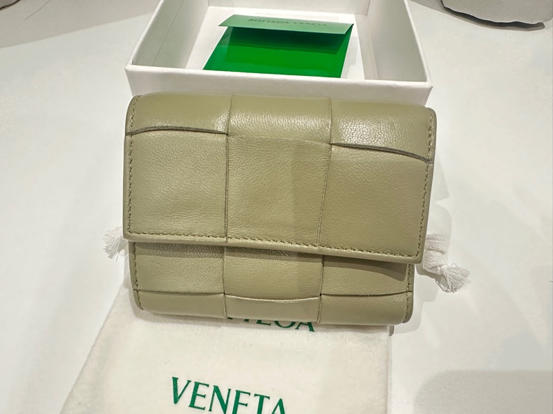 BOTTEGA VENETA 復古綠編織皮三折短夾-1