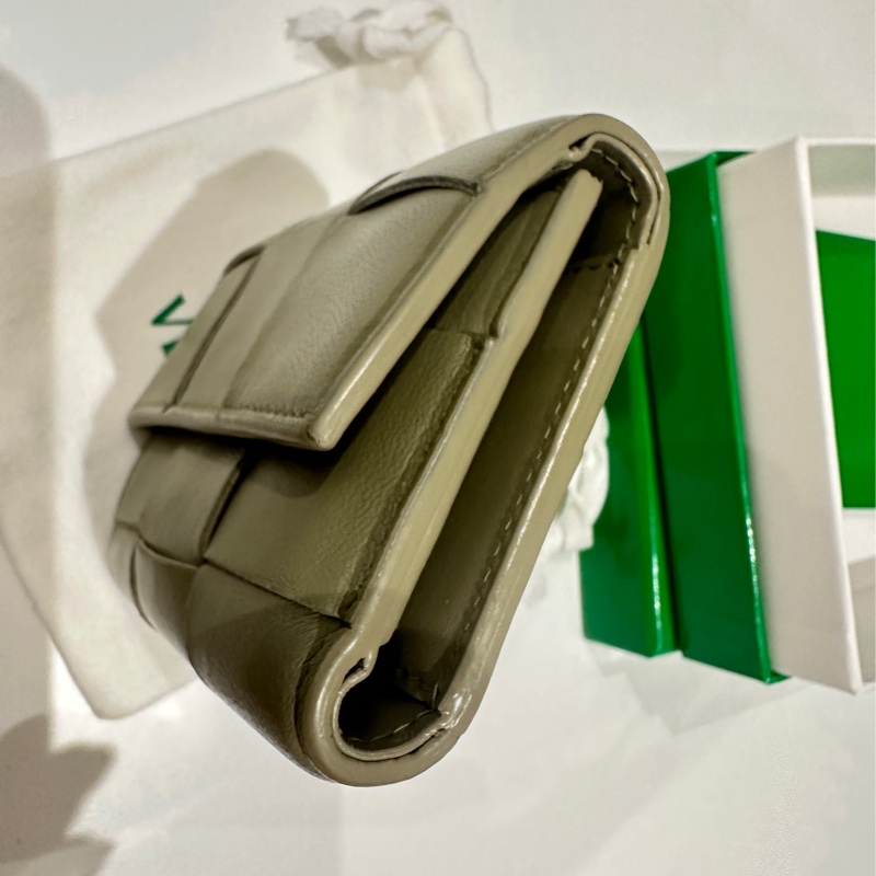 BOTTEGA VENETA 復古綠編織皮三折短夾-6