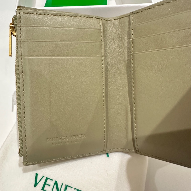 BOTTEGA VENETA 復古綠編織皮三折短夾-7