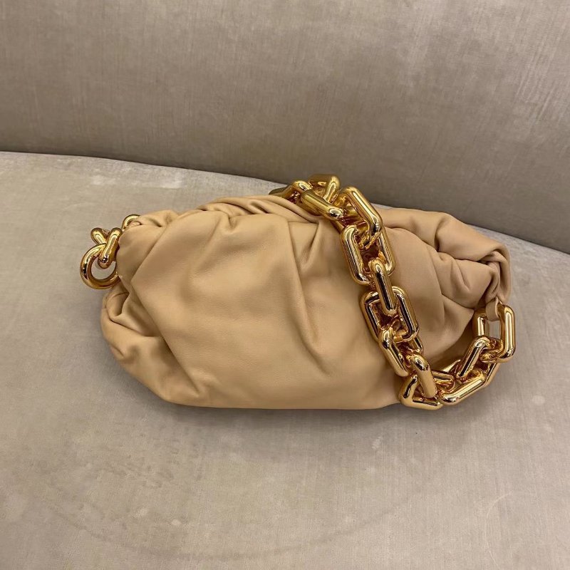 Bottega Veneta 620230 BV Chain Pouch 玫瑰金鍊雲朵包杏桃色《佳節