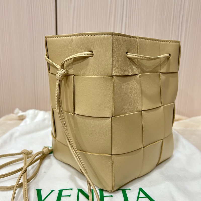 《全新》BV CASSETTE 燕麥色 四格水桶包-0