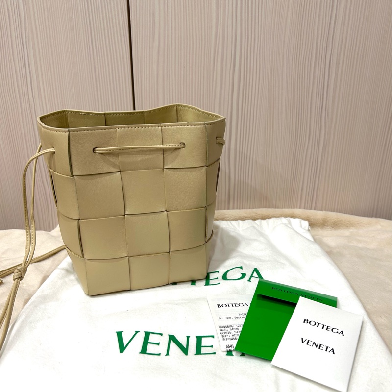 《全新》BV CASSETTE 燕麥色 四格水桶包-1