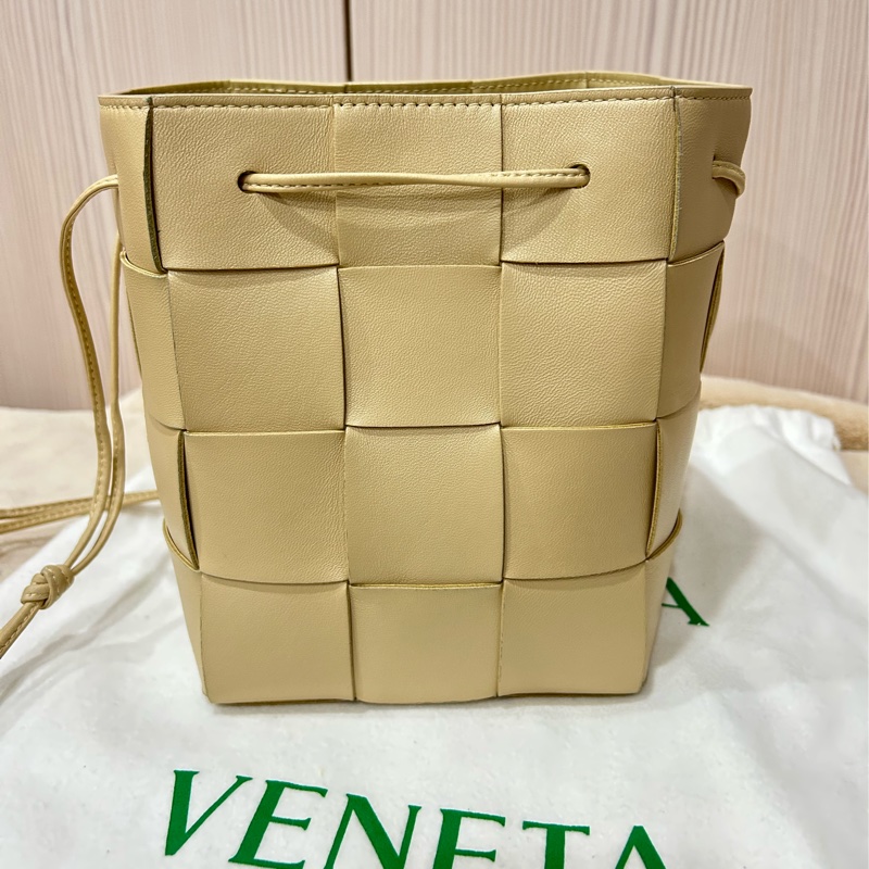 《全新》BV CASSETTE 燕麥色 四格水桶包-2