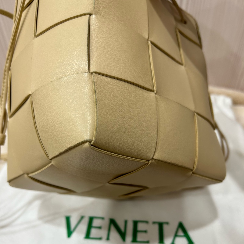 《全新》BV CASSETTE 燕麥色 四格水桶包-5