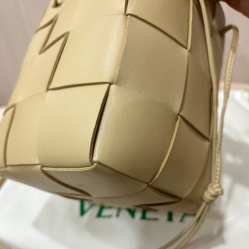 《全新》BV CASSETTE 燕麥色 四格水桶包-6