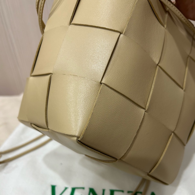 《全新》BV CASSETTE 燕麥色 四格水桶包-7