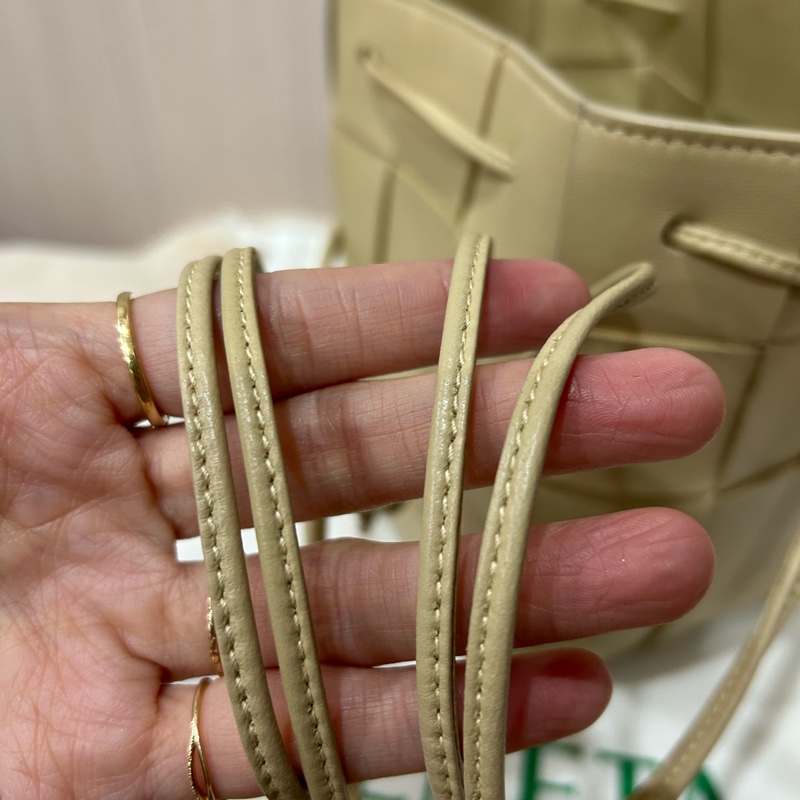 《全新》BV CASSETTE 燕麥色 四格水桶包-9