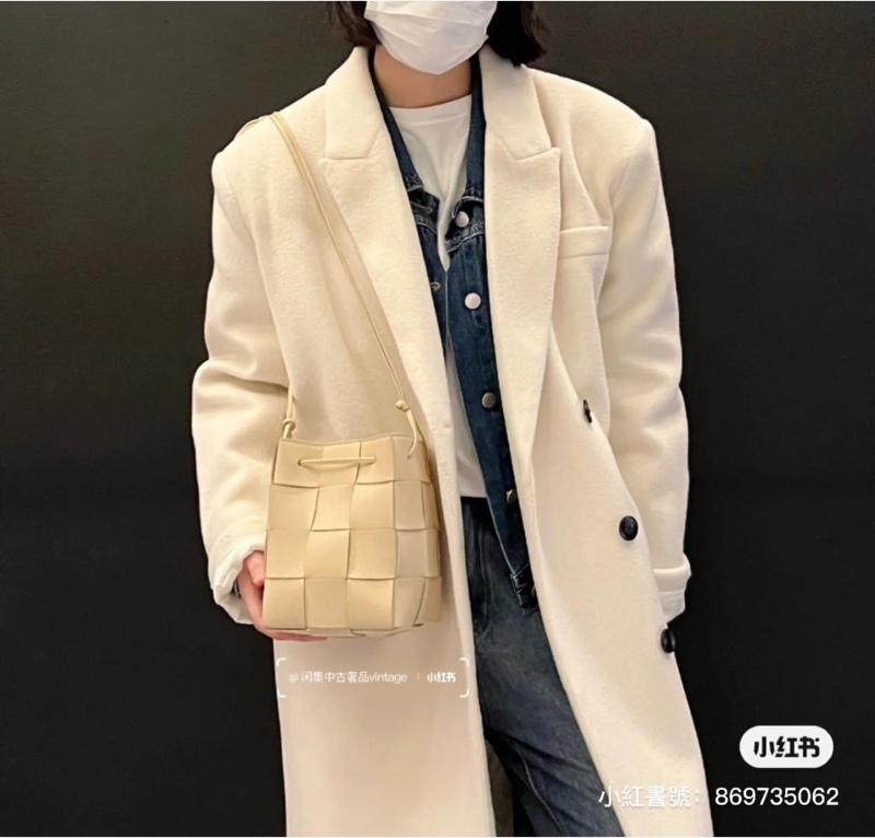 《全新》BV CASSETTE 燕麥色 四格水桶包-11