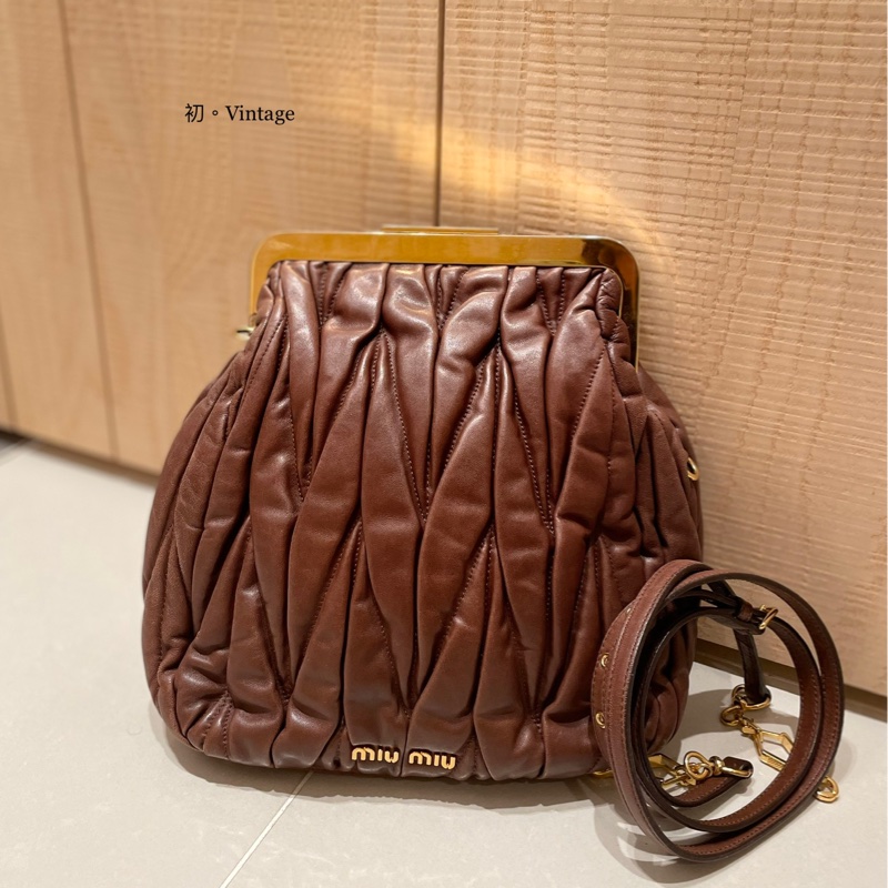 miu miu 經典皺摺款口金包-0
