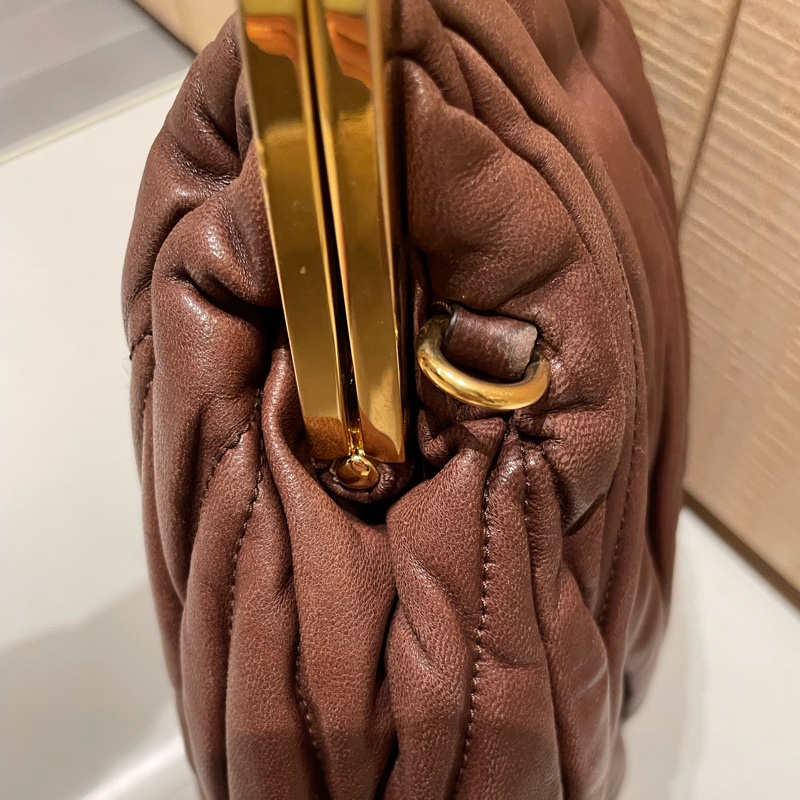 miu miu 經典皺摺款口金包-1