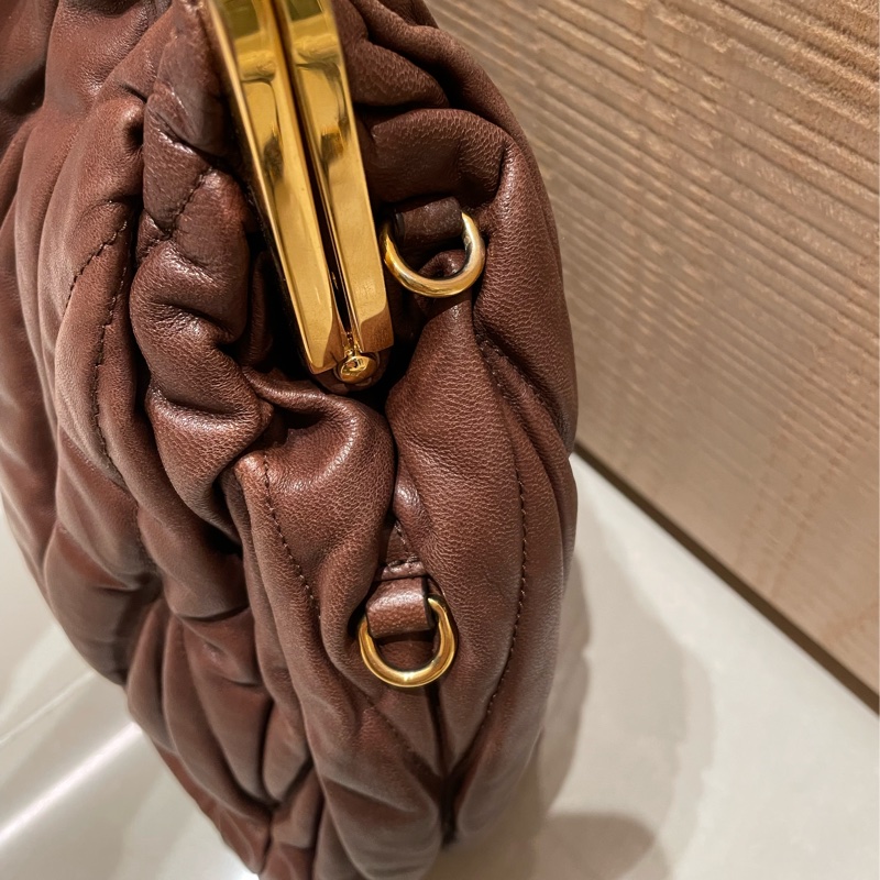 miu miu 經典皺摺款口金包-2