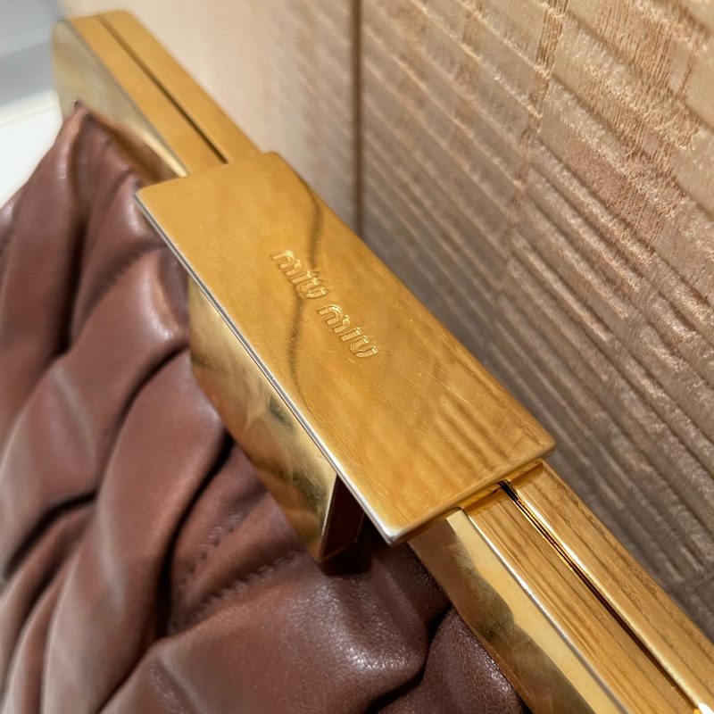 miu miu 經典皺摺款口金包-4