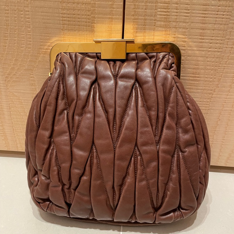 miu miu 經典皺摺款口金包-5