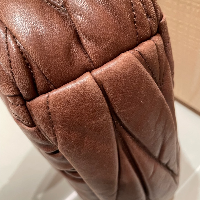 miu miu 經典皺摺款口金包-6