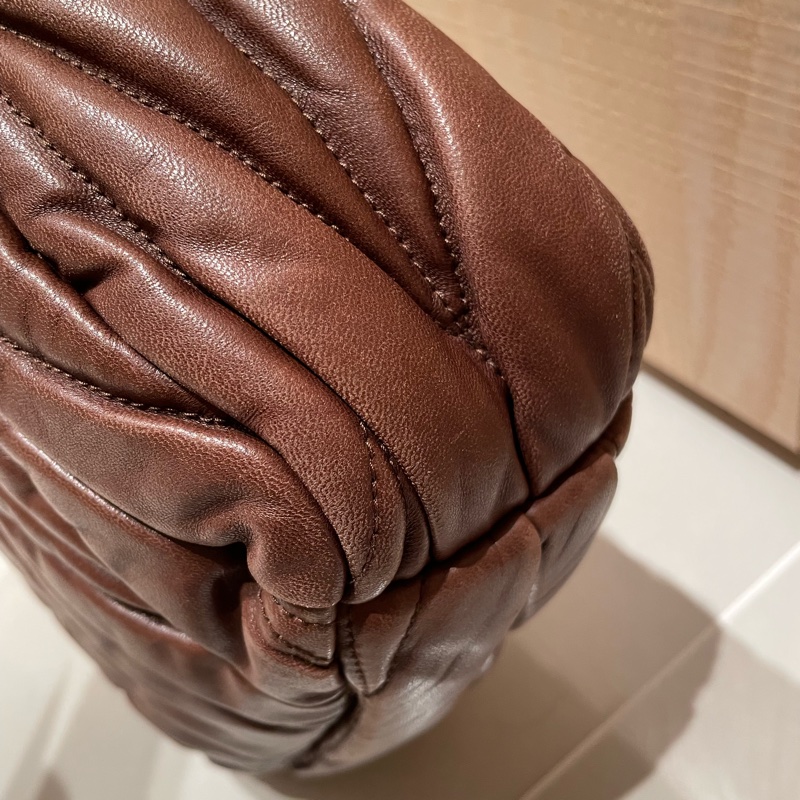 miu miu 經典皺摺款口金包-7