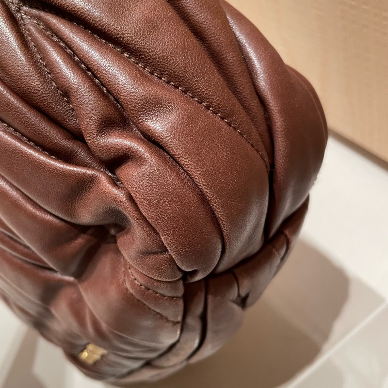 miu miu 經典皺摺款口金包-8