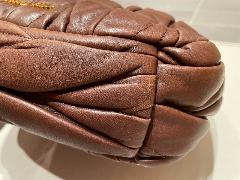 miu miu 經典皺摺款口金包-10