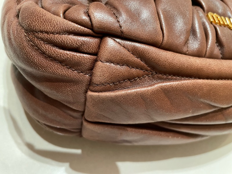 miu miu 經典皺摺款口金包-11