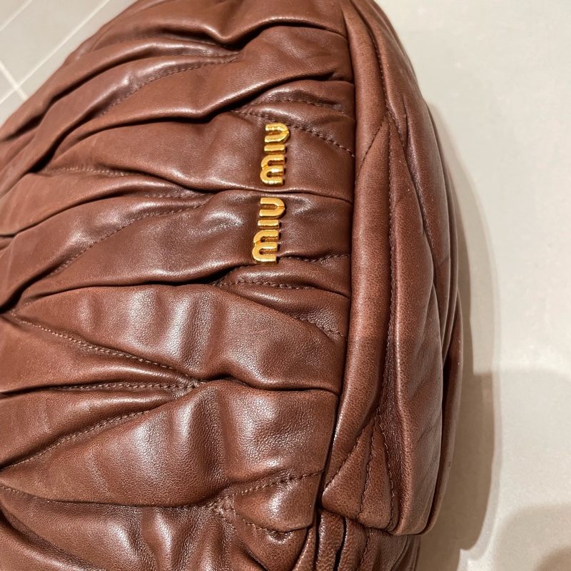 miu miu 經典皺摺款口金包-12