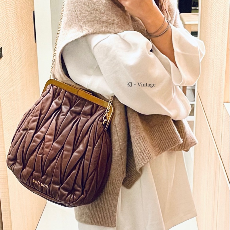 miu miu 經典皺摺款口金包-13