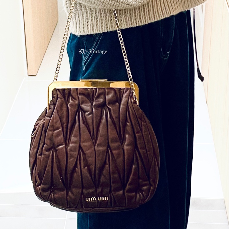 miu miu 經典皺摺款口金包-14