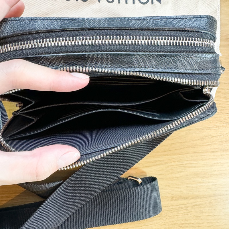 Louis Vuitton|alpha 棋盤格 Damier 帆布拉鍊隨身斜背包(N60418-黑灰)-4