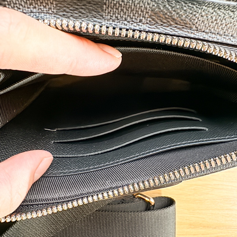 Louis Vuitton|alpha 棋盤格 Damier 帆布拉鍊隨身斜背包(N60418-黑灰)-5